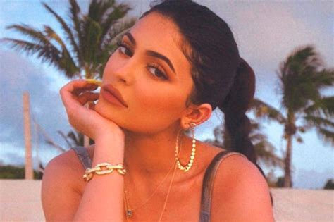 Kylie Jenner Usou Look Vintage Com Estampa Inusitada E Bolsa De R 40