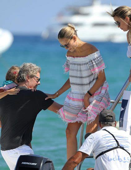 Model Natasha Poly Butt Flash While Upskirt In France