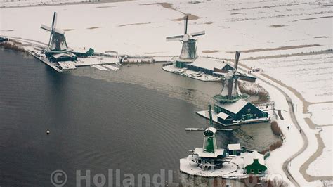 hollandluchtfoto zaandijk molens  de sneeuw langs de zaan bij de zaanse schans