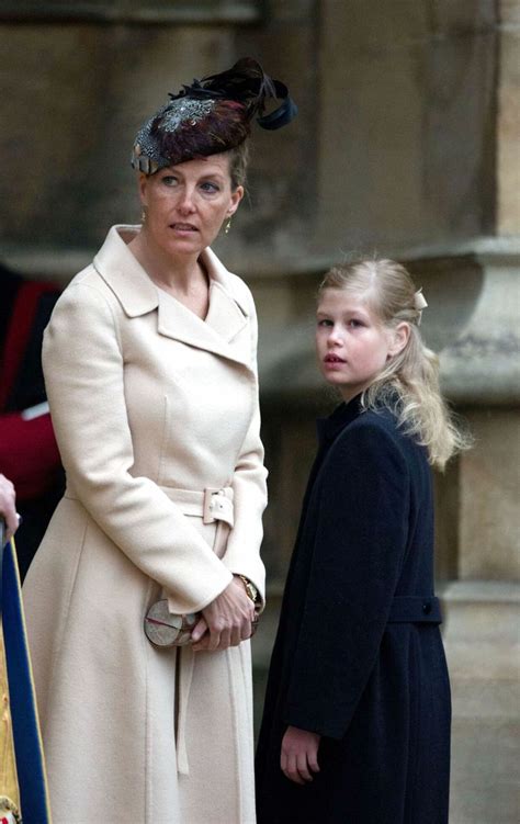 dronning elizabeth fylder  nyt billede afslorer hvilket barnebarn der ligner hende mest bt