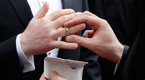 kentucky denies gay couple right to marry despite us supreme court legalizing same sex