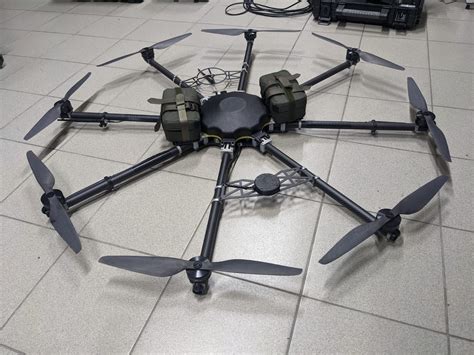 nowy dron ukrainskiej armii  zrzuca bomby na rosyjski czolg