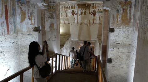 queen nefertiti s tomb still intact next to tutankhamun s