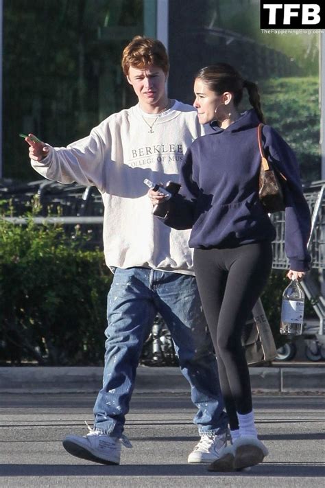 Madison Beer Displays Her Cameltoe In Leggings As She Goes Grocery