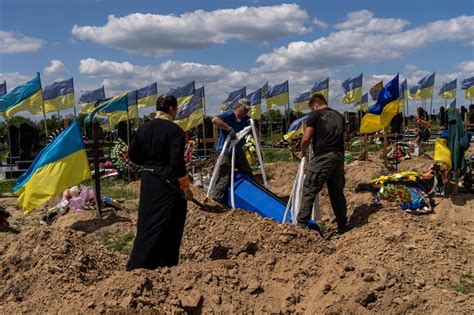 For Ukrainian Soldiers And Civilians Death Toll Climbs Wsj