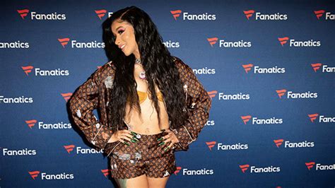 Cardi B’s Cleavage Bra Top Shows Off Her Hot Body In New Pic With Blue