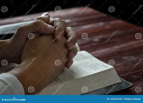 mens die aan god met zijn bijbel gebed met het lezen van de bijbel bidden stock foto image