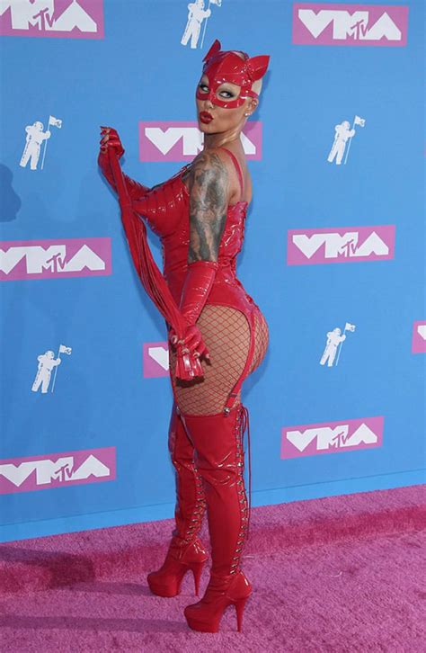 Vmas Best Dressed Amber Rose Squeezes Curves Into Latex