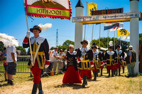 toeschouwers voor oud limburgs schuttersfeest  opho kinrooi het belang van limburg