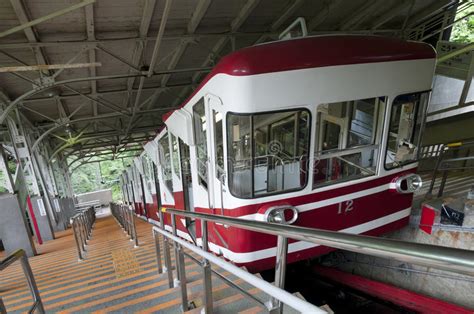 teleférico que viaja encima de la montaña a koyasan japón