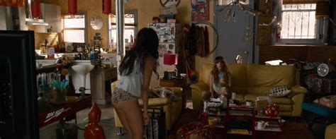 naked aubrey plaza in mike and dave need wedding dates