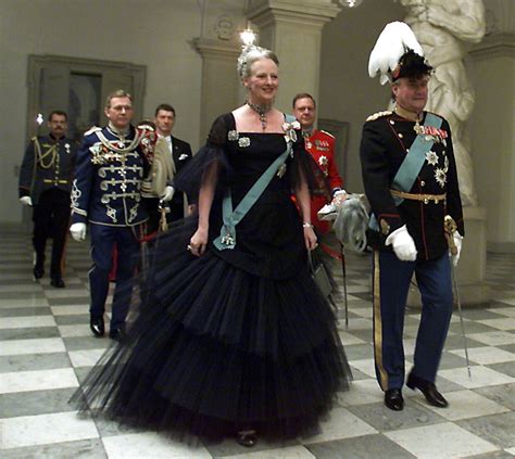 historien om dronningens vigtigste kjoler gennem tiden en kjole har saerlig betydning bt