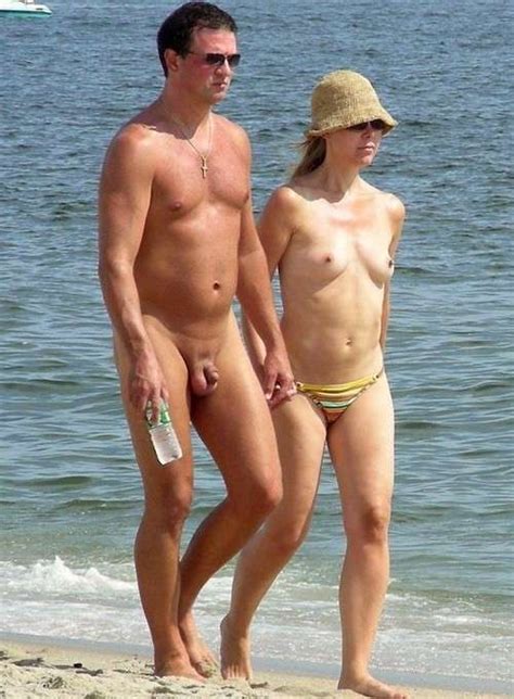 couple à la plage monsieur nu madame topless