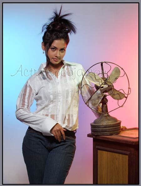 sexy sri lankan actress and models pooja umashankar