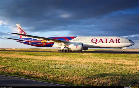 A7 Bae Qatar Airways Boeing 777 300er At Paris Charles De Gaulle