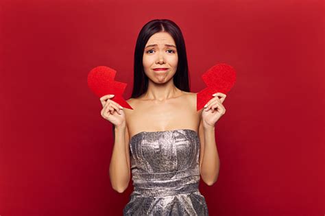 Gadis Lajang Yang Sedih Dengan Patah Hati Yang Besar Hari Valentine Dan