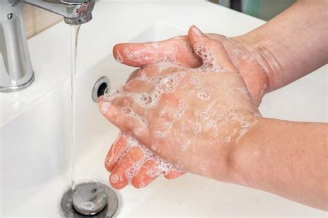 haendewaschen schuetzt vor infektionen mit wasser und seife und zeit