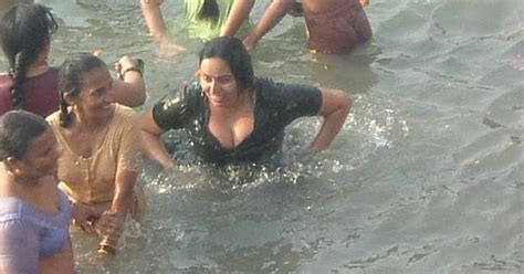 Indian Girls Bathing At River Ganga Chuttiyappa