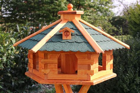 maxivogelhaus mit solarbeleuchtung behandelt holzdekoladende