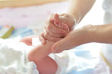 Le Massage Bébé Dans Les Mains De Chloé