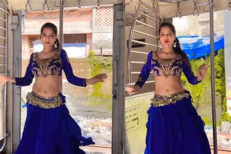 viral video मुंबई लोकल में बेली डांस कर रही लड़की के आगे फीकी पड़ी