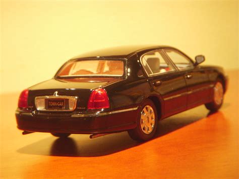 lincoln town car signature limited continental edition  scale