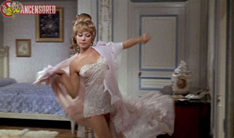 shirley maclaine nue dans woman times seven