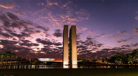 야간 사진에서 브라질 전국 대회 오스카 니마이어가 설계한 건물 그것은 하원 의원실과 연방 상원에서 구성됩니다 브라질리아에 대한