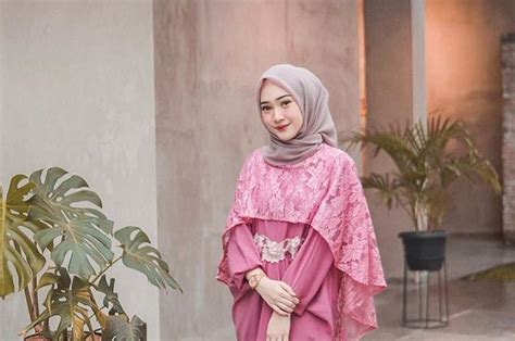 anggun and girly pakai 4 dress brokat hijab warna pink buat