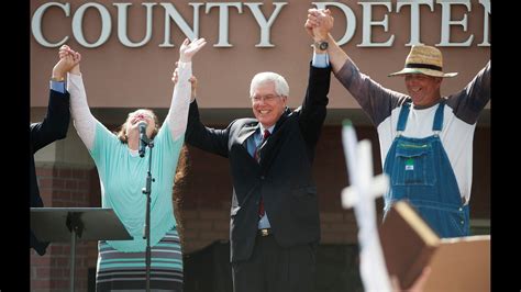kim davis the clerk jailed over marriage licenses loses re election