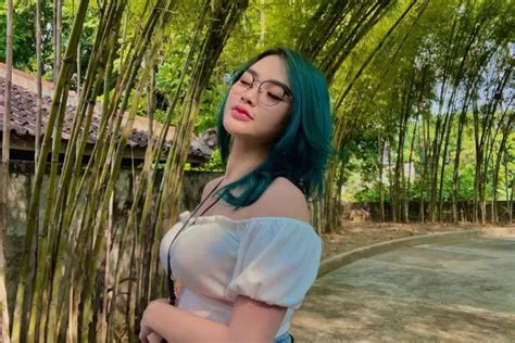 Rebut Posisi Happy Asmara Inilah 7 Potret Seksi Arlida Putri Sosok