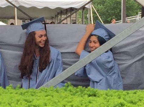 activist emma sulkowicz carries her mattress to columbia