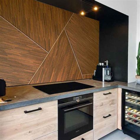 keukenachterwand met hout  en lijnenspel kunst  je keuken