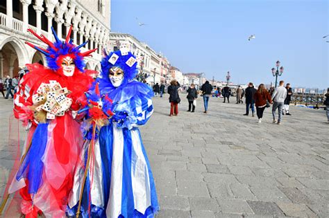 mascaras en la plaza de san marcos en venecia carnaval  italia foto de stock  mas banco de