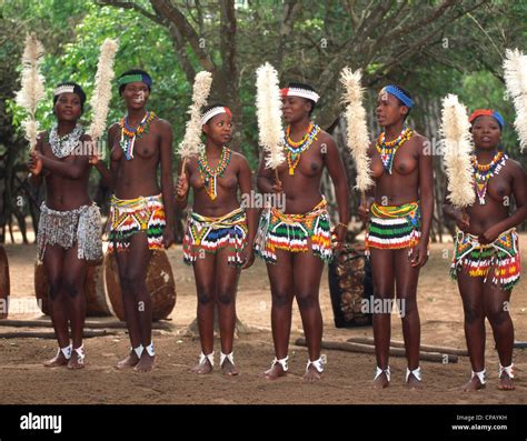 südafrika kwazulu natal damazulu dorf zulu frauen stockfotografie