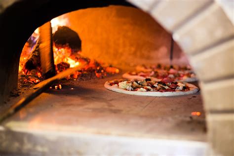 cafe   serving   kind  woodfired pizza