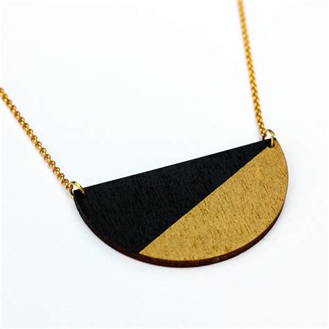 deze zwart en gouden houten ketting  een opvallende maar lichte ketting om te dragen perfect