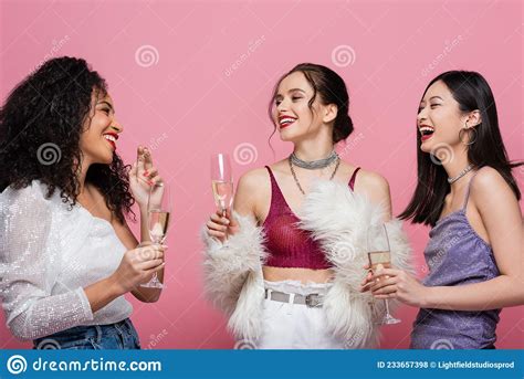 Mulheres Inter Raciais Sorridentes E Estilosas Foto De Stock Imagem