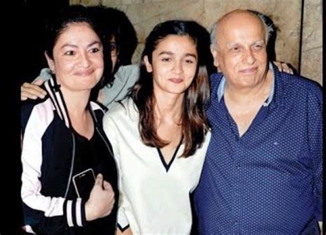 actress  singer alia bhatt family picture