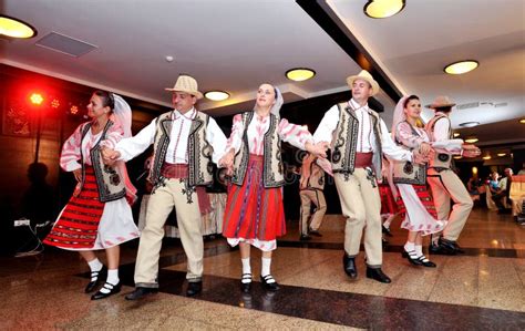 roemeense traditionele mensen redactionele afbeelding image  dans dansen