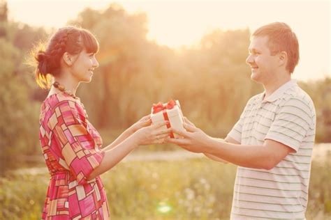 Mau Disayang Suami Yuk Cek 30 Pilihan Kado Untuk Suami Di Hari