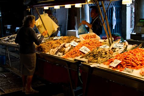 dev wijewardane photography  fish markets venice italy