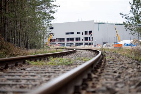 tesla voert productie duitse fabriek verder op ook een logistiek centrum met spoorwegterminal
