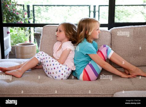 Familie Sitzt Auf Der Couch Stockfotos Und Bilder Kaufen Alamy