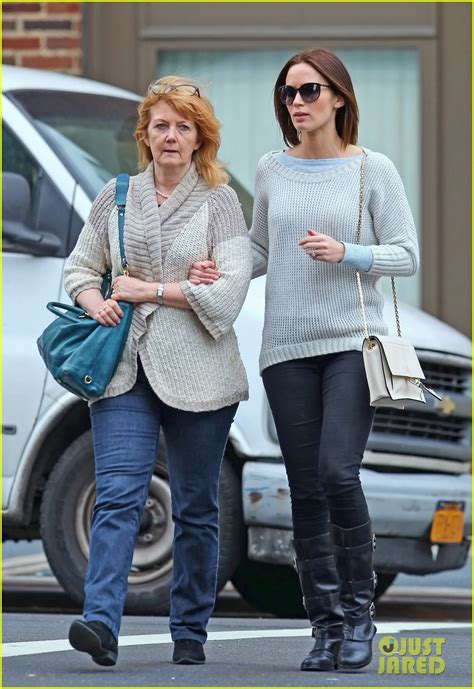 emily blunt and mom joanna wednesday walk photo 2659857 emily blunt pictures just jared