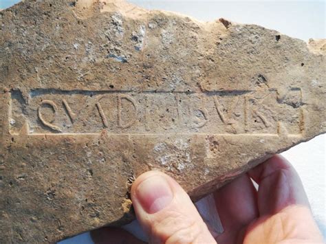 laat romeins vroeg byzantijns aardewerk romeinse stempel op vloertegelfragment  cm