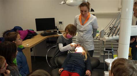 eerste leerjaar herckerhof op bezoek bij de tandarts herk de stad het belang van limburg
