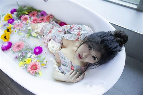 Wallpaper Flowers Asian In Bathtub Women Indoors 2048x1365