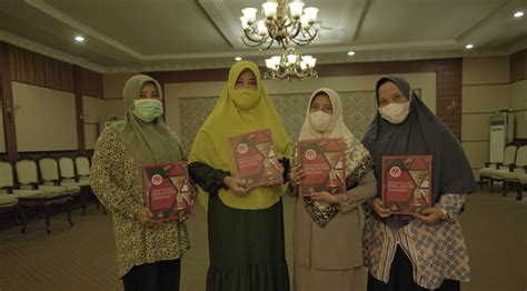 bhayangkari cabang asahan serahkan buku pesona  baju adat pengantin indonesia