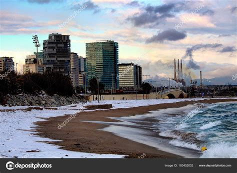 barcelona spanje februari  het strand van barcelona vallende sneeuw redactionele stockfoto